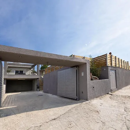 Willa Tselepis At Lakíthra